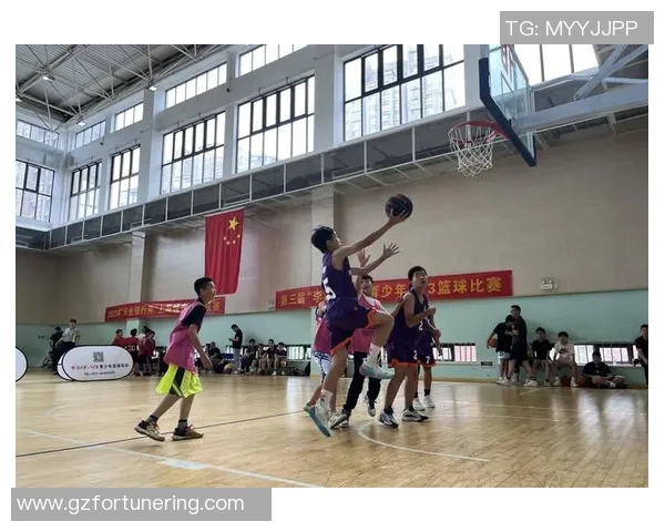 成都U18篮球赛激战正酣青少年球员展现无限潜力与激情 成都U18篮球赛激战正酣青少年球员展现无限潜力与激情